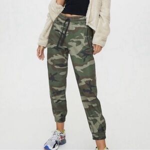 Aritzia TNA Alix Women’s Green Camo Cotton Twill Camouflage Jogger Size XS EUC